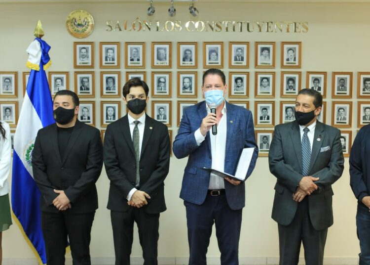 Entregan iniciativa para modernización y ampliación del Aeropuerto Internacional