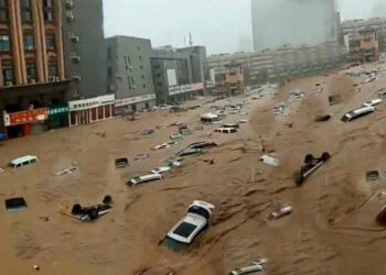 (VIDEOS) Al menos 25 muertos por las lluvias torrenciales en el centro de China que amenazan con romper una represa