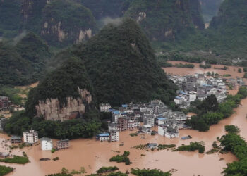 (VIDEOS) Lluvias torrenciales en China causan más de 10 mil evacuados, y se temen varias víctimas mortales