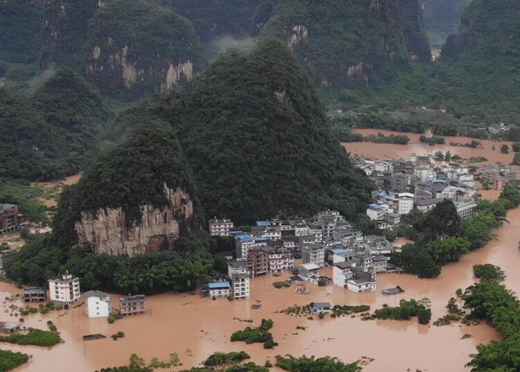 (VIDEOS) Lluvias torrenciales en China causan más de 10 mil evacuados, y se temen varias víctimas mortales