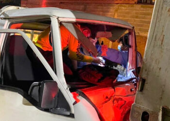 Rescatan a conductor atrapado en vehículo tras choque con camión en San Juan Opico