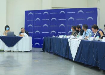 Comisión legislativa para el estudio de la Ley del Agua recibe aportes de representantes de universidades