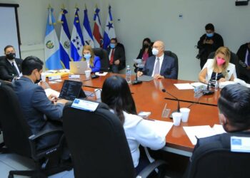 Expresidente Cristiani evade responder a la Comisión Especial sobre el pago de sobresueldos durante su gestión