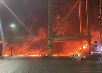 (VIDEOS) Una fuerte explosión desató un incendio en el principal puerto de Dubai