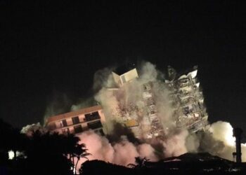 (VIDEOS)Demolieron los restos del complejo colapsado en Miami