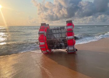 Intenta correr sobre el agua desde Florida a Nueva York en una embarcación similar a las burbujas de los hámsteres, pero un robo frustra su plan