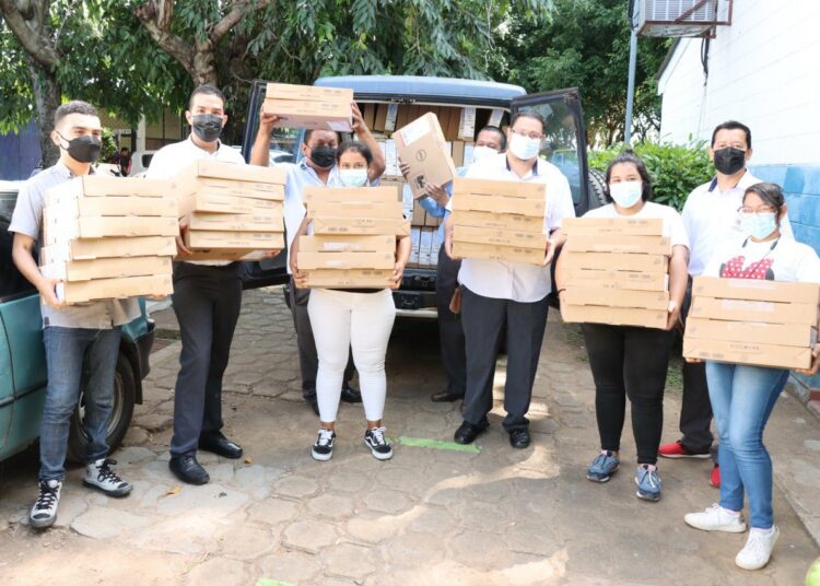 MINED hace entrega de computadoras en Jucuapa, Usulután