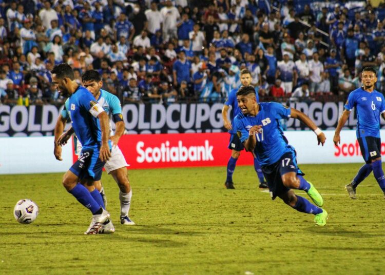 El Salvador vence a Guatemala con goles de Roldán y Rivas, además es líder de grupo A