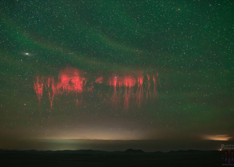 Un extraño fenómeno atmosférico ilumina de rojo el cielo nocturno estadounidense