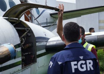 FGR inspecciona avioneta entregada a Mauricio Funes a cambio de contrato millonario con empresario guatemalteco