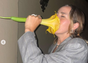 (VIDEO) Una ‘tiktoker’ inhala «el delicioso olor» de una flor que encontró en la calle y que resultó ser de una planta venenosa