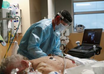 Los hospitales de Florida registraron un aumento de 111% de pacientes por COVID en dos semanas: el 95% no está vacunado