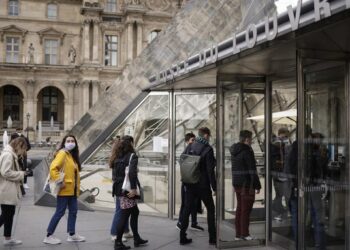 El Parlamento de Francia aprobó el uso del certificado sanitario pese a las protestas