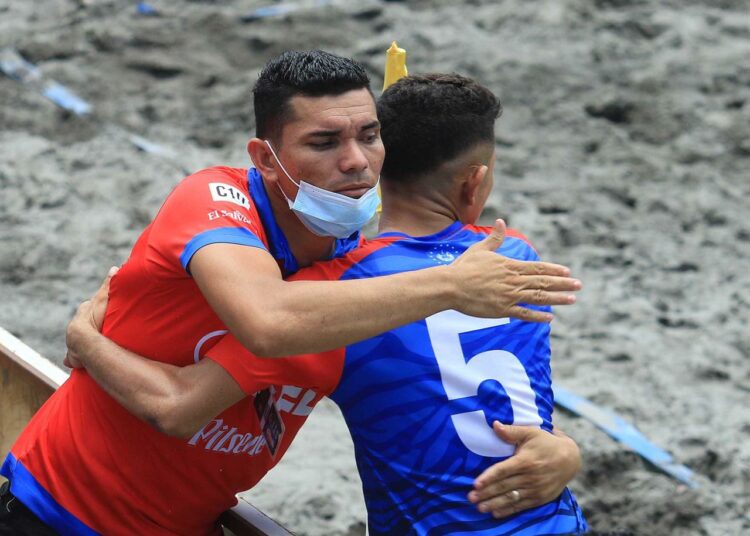 Felicidad y tristeza en los cuartos de final de la Liga de Fútbol Playa