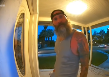 (VIDEO) Un hombre exige amablemente entrar a una casa para «violar y matar a la chica» que está tras la puerta