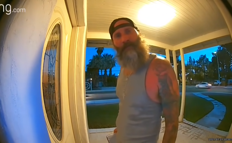 (VIDEO) Un hombre exige amablemente entrar a una casa para «violar y matar a la chica» que está tras la puerta