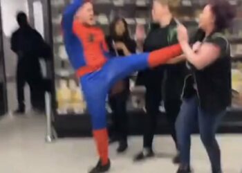 (VIDEOS) Hombre vestido de Spider-Man protagoniza una pelea masiva y noquea a una empleada de un supermercado en el Reino Unido