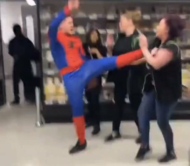 (VIDEOS) Hombre vestido de Spider-Man protagoniza una pelea masiva y noquea a una empleada de un supermercado en el Reino Unido