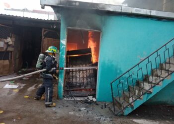 Bomberos controla incendio en ventas de ropa en el centro de San Miguel