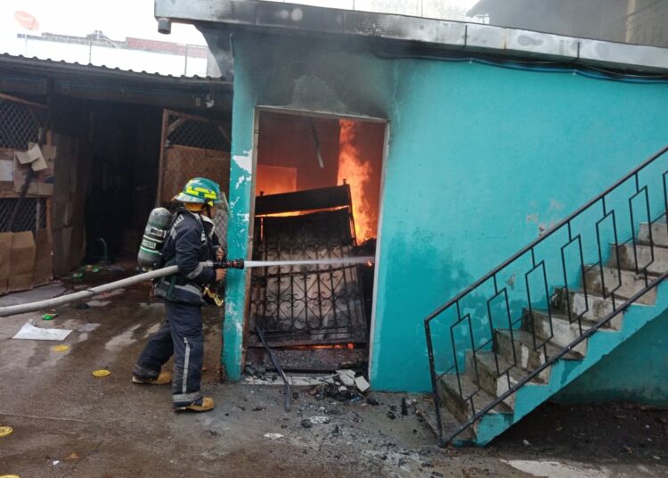 Bomberos controla incendio en ventas de ropa en el centro de San Miguel