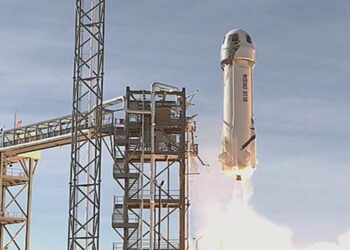 (VIDEOS) Jeff Bezos logra exitoso viaje al espacio con Blue Origin