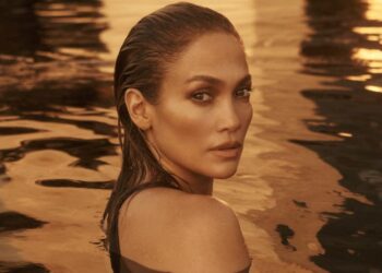 Jennifer López impacta con traje de baño