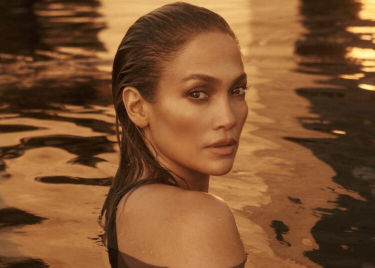 Jennifer López impacta con traje de baño