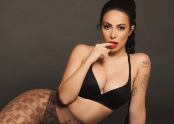 Jimena Sánchez presume su escultural figura con ajustado vestido