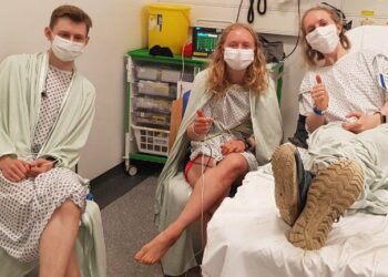 Tres hermanos se toman un selfi y capturan el momento exacto en el que son alcanzados por un rayo