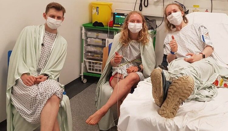 Tres hermanos se toman un selfi y capturan el momento exacto en el que son alcanzados por un rayo