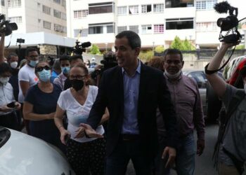 Funcionarios del gobierno de Maduro intentaron detener al presidente encargado Juan Guaidó