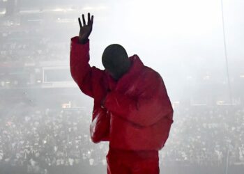 Un seguidor de Kanye West vende una bolsa de plástico «con aire» del estreno de su álbum por más de 3.000 dólares