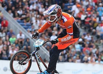 (VIDEO) Un oficial de los Juegos Olímpicos cruzó la pista de carreras de BMX y provocó un accidente