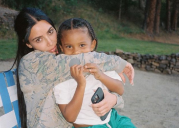 Kim Kardashian posa sin maquillaje junto a sus hijos Psalm y Saint en una jornada de Gym