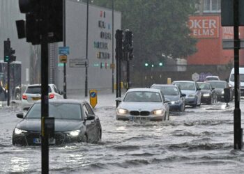 Las fuertes lluvias han provocado inundaciones en hospitales de Londres y piden a los pacientes que acudan a otros centro sanitarios