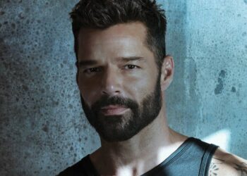 Ricky Martin es censurado por fotografía en la que besa a su hijo