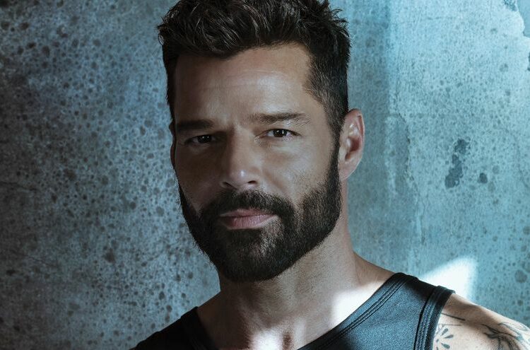 Ricky Martin es censurado por fotografía en la que besa a su hijo
