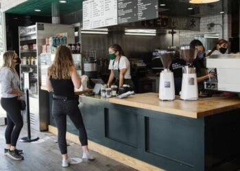 En EE.UU. autoridades estudian volver a recomendar que las personas ya vacunadas usen mascarilla en interiores