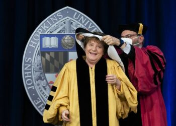 (VIDEO) El divertido momento de Angela Merkel al recibir un honoris causa en EE.UU.