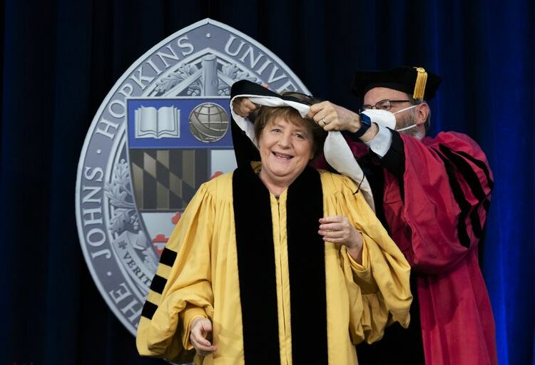 (VIDEO) El divertido momento de Angela Merkel al recibir un honoris causa en EE.UU.