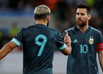 Lionel Messi regresó a España a dos meses de su partida como jugador libre y deberá definir su futuro