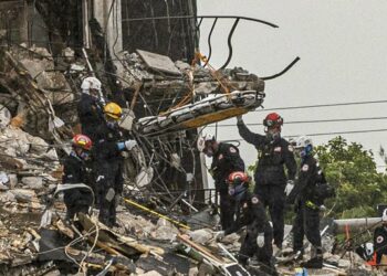 Hallaron los restos de otras diez personas entre los escombros del edificio que se derrumbó en Miami y se eleva a 46 del número de fallecidos
