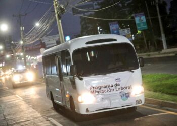 Este jueves parte otro grupo de salvadoreños hacia los EE.UU. con visa de trabajo temporal gestionada por el MINTRAB