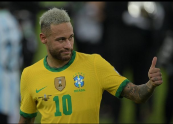 Neymar sorprendió con un extravagante look durante sus vacaciones en Brasil tras la Copa América