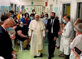 El papa Francisco salió del hospital y continuará su recuperación en el Vaticano tras la cirugía de colon
