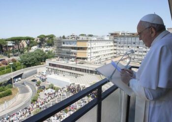 El papa permanecerá internado en el hospital de Roma «unos días más»