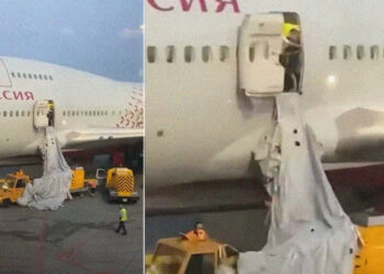 (VIDEO) Un pasajero abre la salida de emergencia de un avión por el calor y provoca el despliegue del tobogán