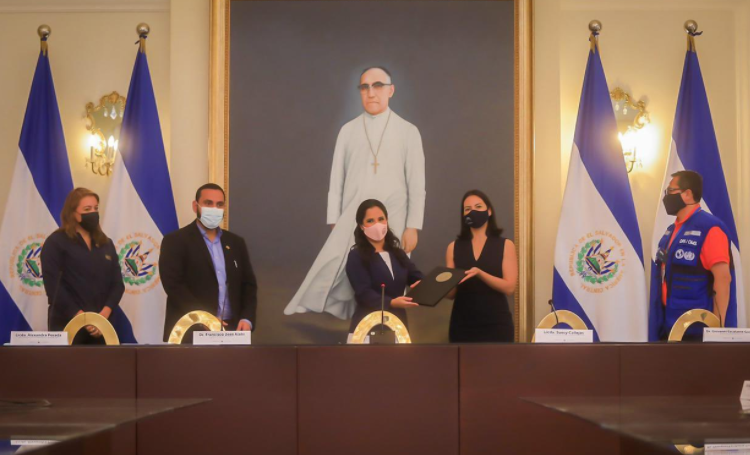 Gabriela de Bukele entrega iniciativa «Nacer con Cariño» a representantes de Asamblea Legislativa
