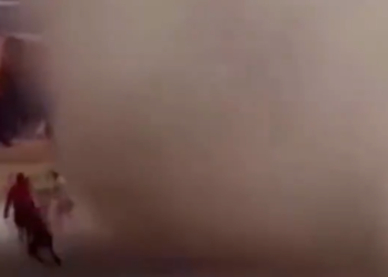 (VIDEO) Un remolino de polvo interrumpe un partido de fútbol en Bolivia