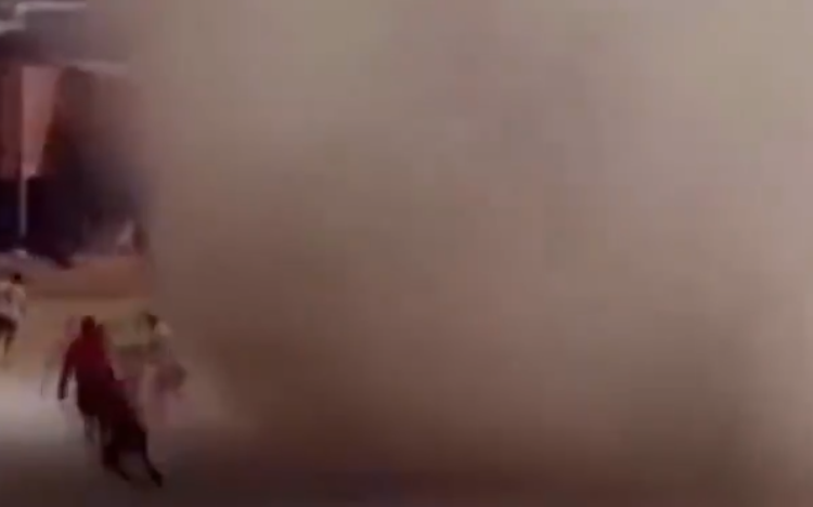 (VIDEO) Un remolino de polvo interrumpe un partido de fútbol en Bolivia